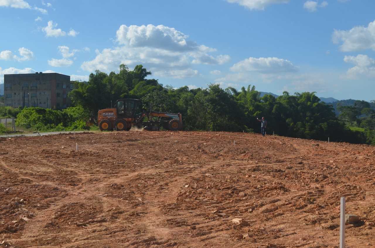 Prefeitura de Camacã abre novas ruas em Bairro